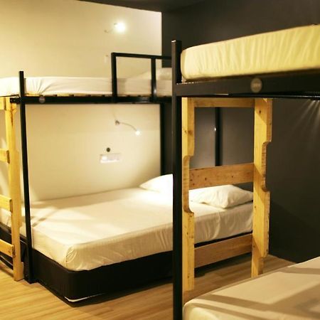 Revopackers Beds And Bunks Hostel Kuala Lumpur Bagian luar foto
