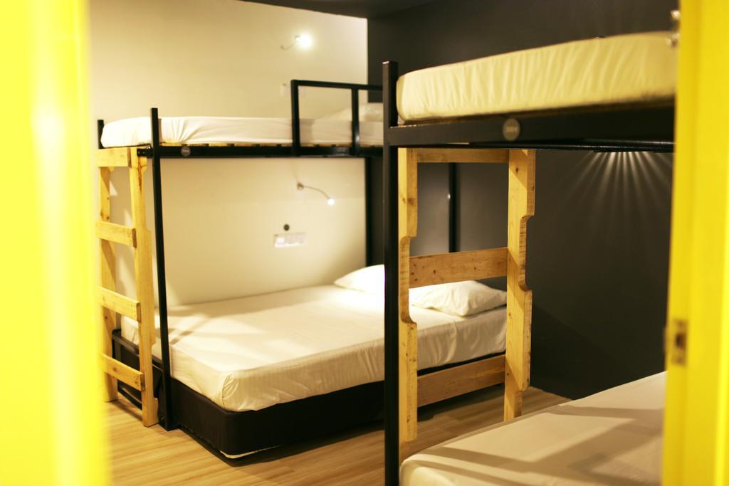 Revopackers Beds And Bunks Hostel Kuala Lumpur Bagian luar foto