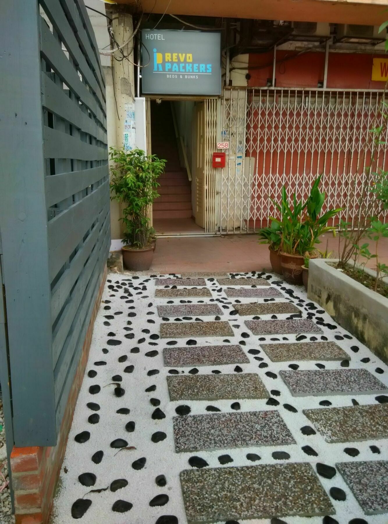 Revopackers Beds And Bunks Hostel Kuala Lumpur Bagian luar foto