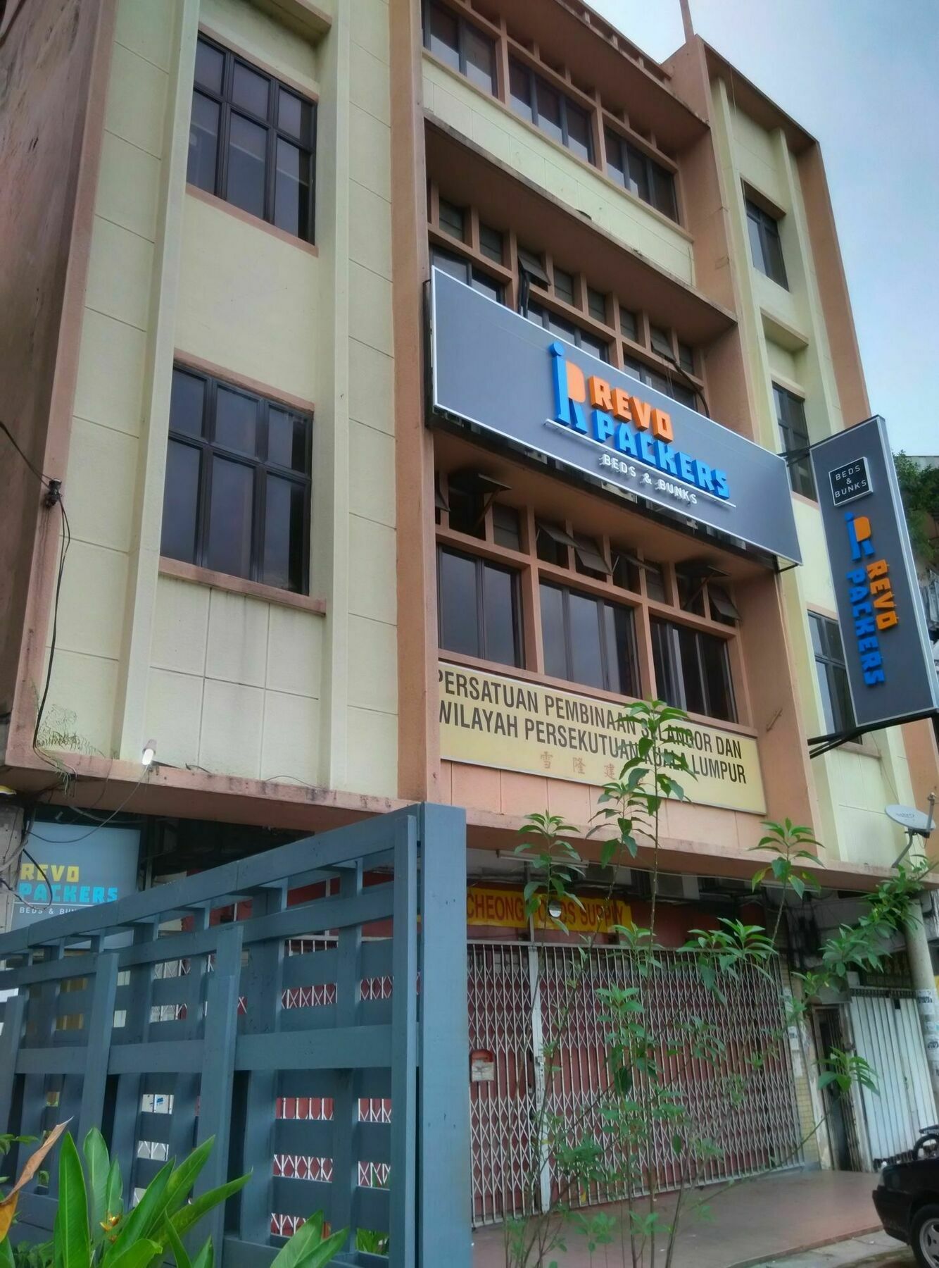 Revopackers Beds And Bunks Hostel Kuala Lumpur Bagian luar foto