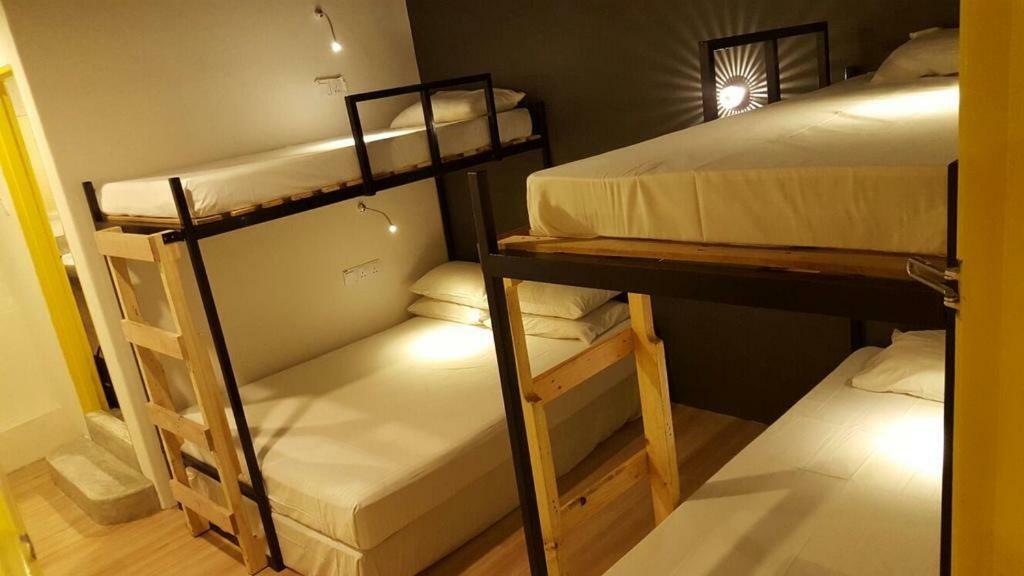 Revopackers Beds And Bunks Hostel Kuala Lumpur Bagian luar foto